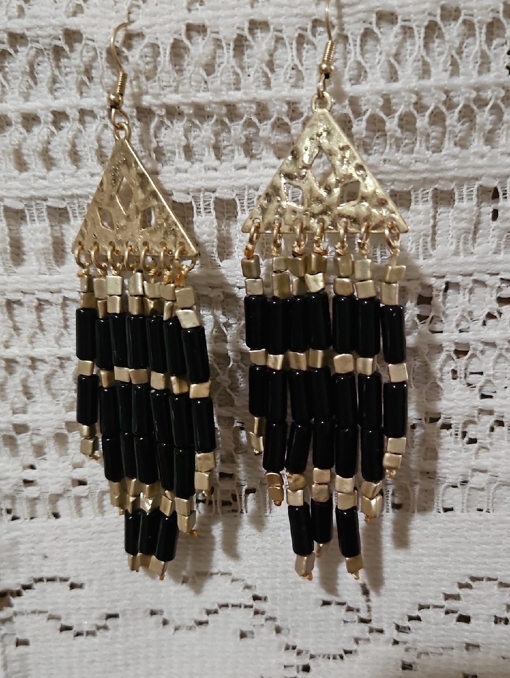 PLUNDER DESIGN Pierced Wire Earrings-Hammered Triangle Fringe Beaded Black/Gold